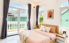 Nhà Giáng Sinh Trên Đồi Villa